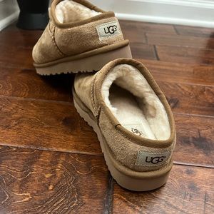 Women’s UGG chestnut slide